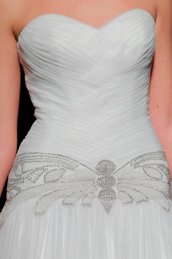 Detalles femeninos en los vestidos de novia Rosa Clará 2014