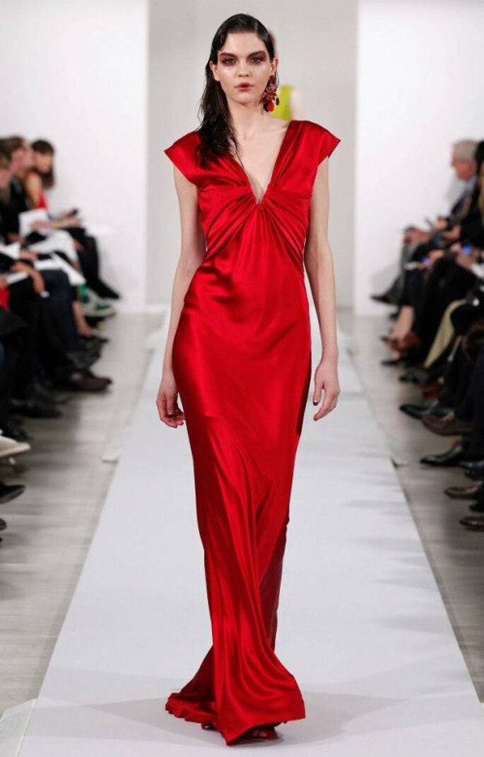 Robe de soirée rouge passion pour un mariage en 2013 - Photo: Oscar de la Renta