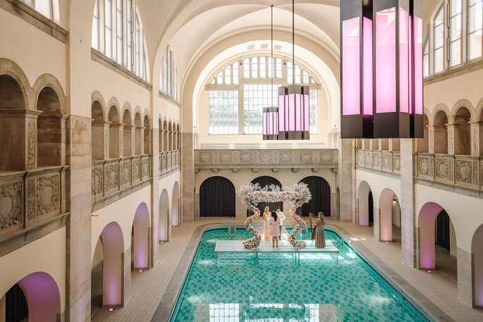 Pool Love Inspirationsshooting im Oderberger Stadtbad Zeremonie am Pool