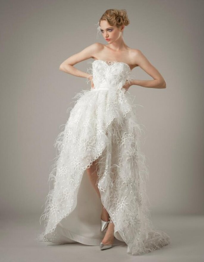 Vestido de novia con abertura al frente y escote strapless en forma de corazón - Foto Elizabeth Fillmore