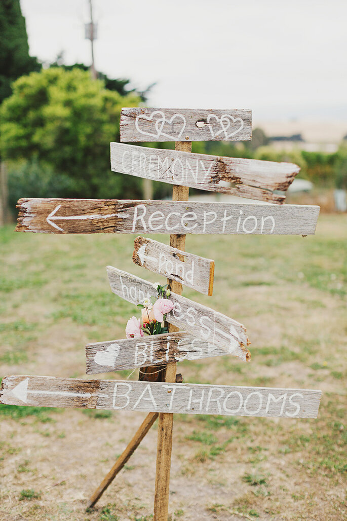letrero para señalar espacios para boda 