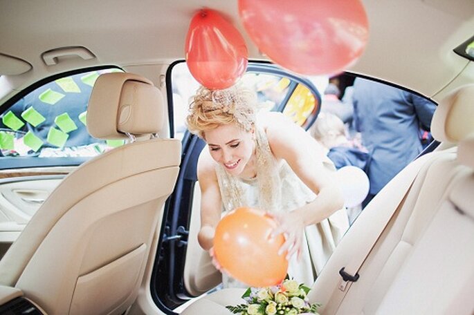 El coche de novios estaba decorado con globos y mensajes. Foto: Díez & Bordons.