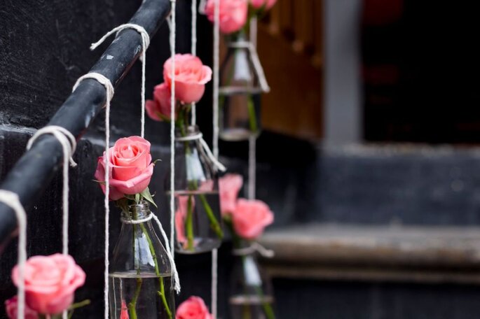 Decoração rústica para casamento com garrafas, barbante e flores