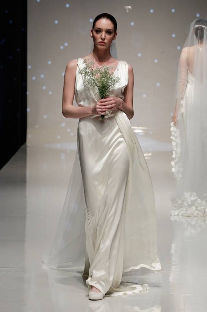 Vestido de novia 2014 con estilo retrpo de acabado satinado, tirantes gruesos, escote profundo en V y cauda superpuesta - Foto Elizabeth Stuart