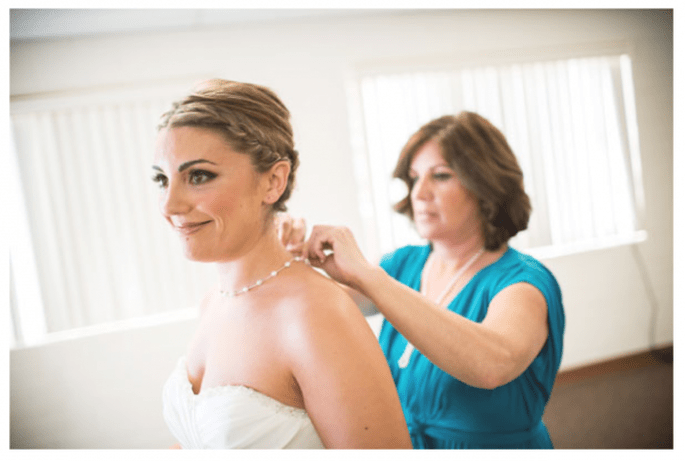 Las fotos obligadas de la novia con su mamá - Foto Unveiled Wedding Photography