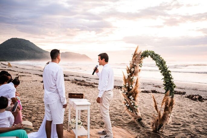 Celebrante Daniel Santos casamento na praia em Ubatuba