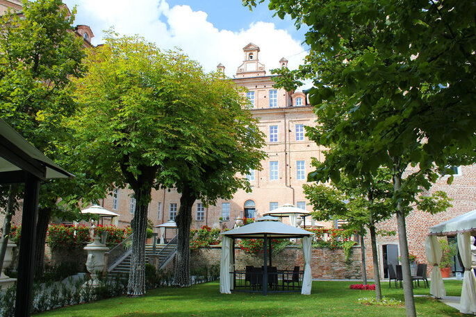 Castello di Montaldo parco e facciata