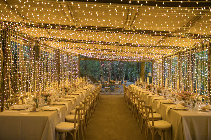 banquete decorado con luces