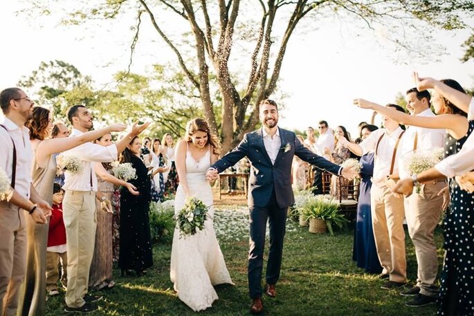 Saída dos noivos em Casamento no campo