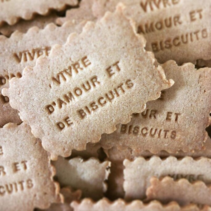 Les petits biscuits de French Biscuit peuvent être personnalisés avec le message de votre choix