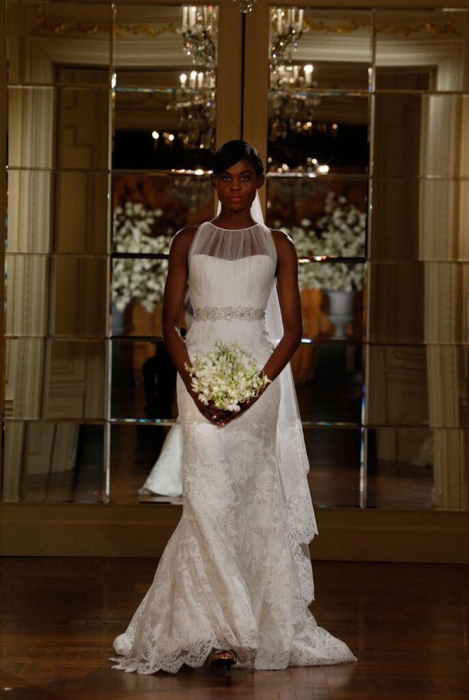 Vestido de novia sin mangas, con cuello ilusión y una silueta columna engalanada con encaje - Foto Romona Keveza