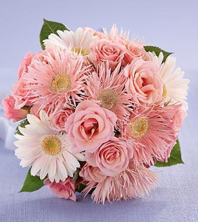 Um bouquet de noiva com margaridas e rosas