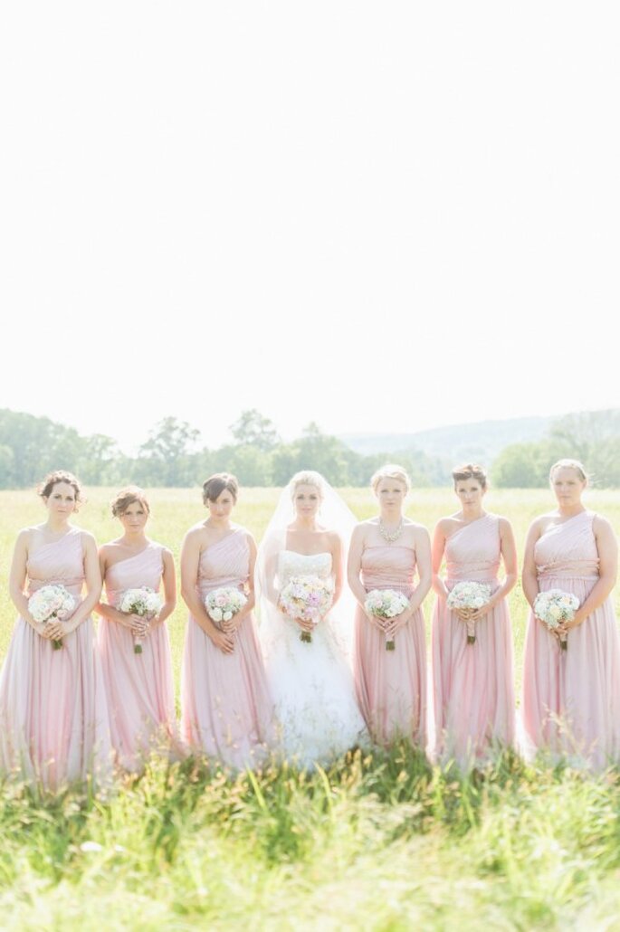 Vestidos en colores neutros para tus damas de boda - Foto Paper Antler