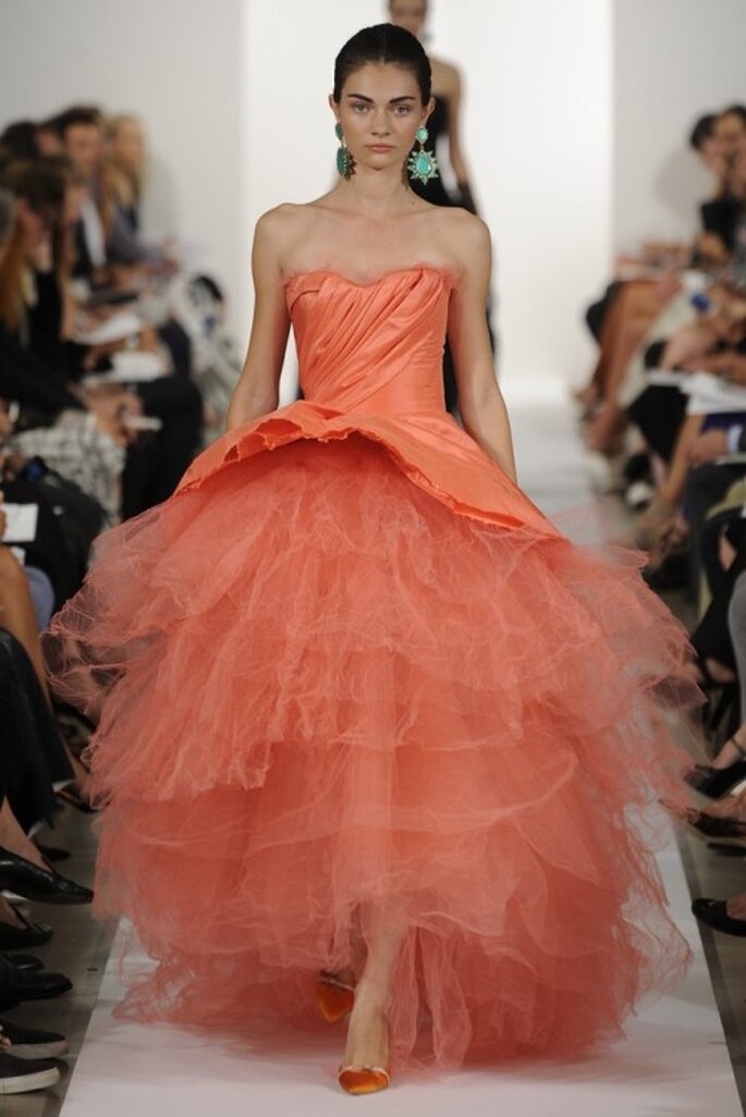 Vestido de fiesta 2014 en color naranja sutil con silueta peplum y falda amplia de tul - Foto Oscar de la Renta