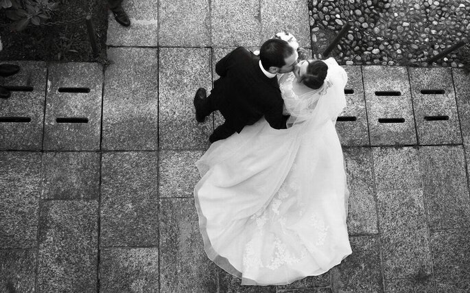 sposi in bianco e nero, visti dall'alto
