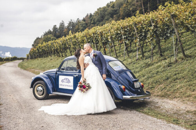 Brautpaar im Weinberg First Look mit VW Kafer