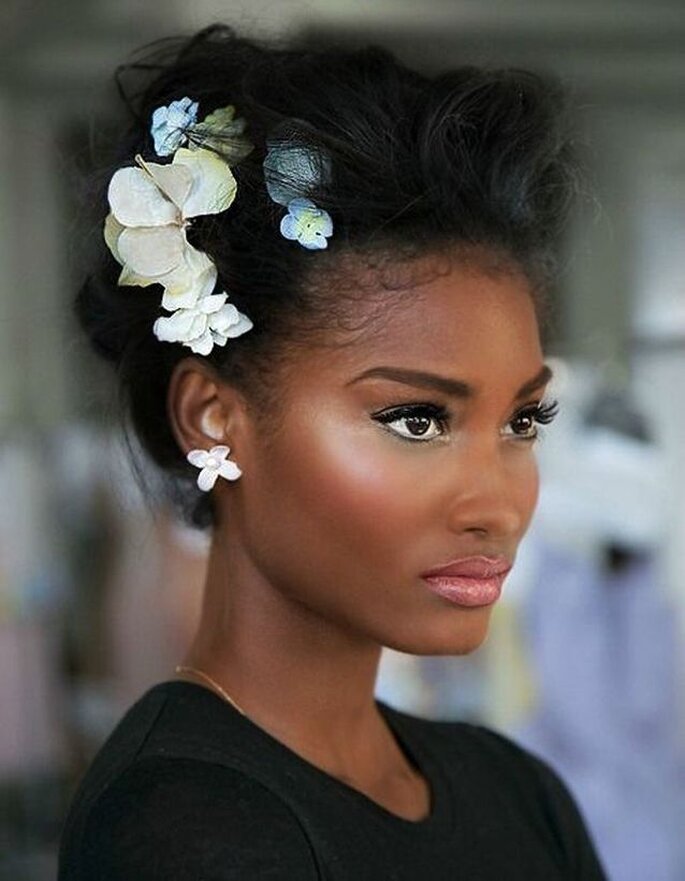 coiffure demoiselle d'honneur afro crépu accessoire tete fleurs