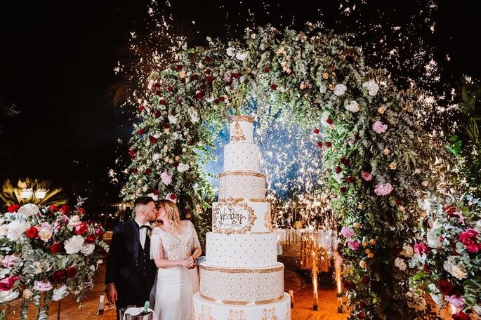 allestimento floreale, arco, con wedding cake e sposi