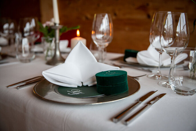 particolare allestimento tavolo nuziale, tono verde, piatto argento