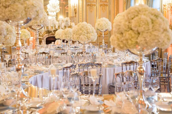 Table de mariage avec des centres de tables en fleurs blanches