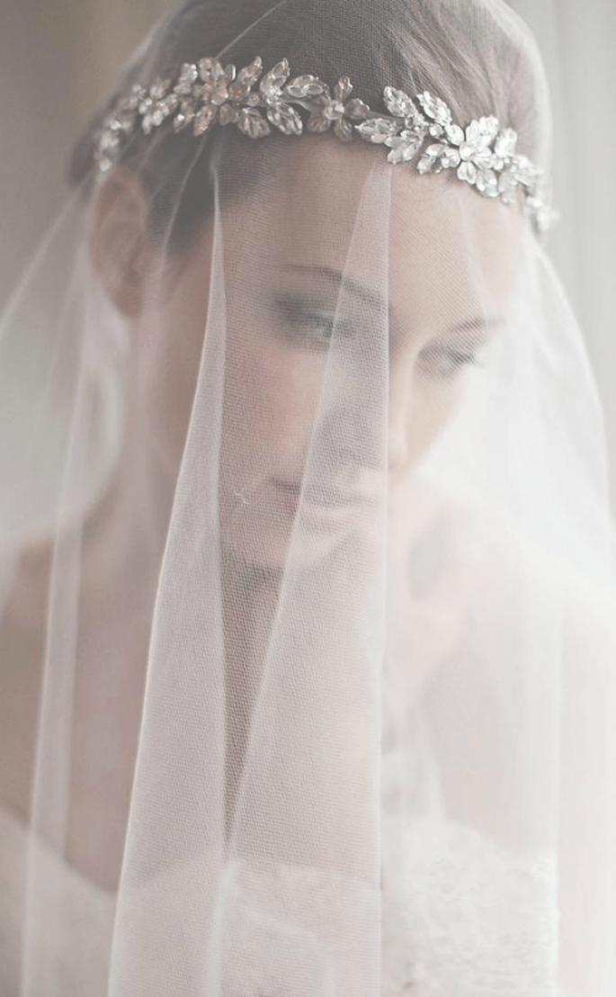 Diadema con pedrería para novia con velo superpuesto - Foto Enchanted Atelier