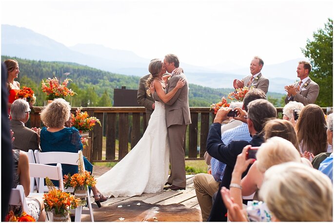 Tonos naranjas desde una boda en un montaña. Foto: Cat Mayer Studio