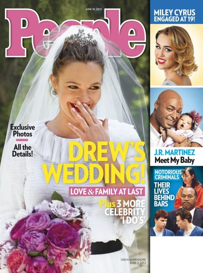 Drew Barrymore sonriente con su elegante vestido de novia - Foto People Magazine
