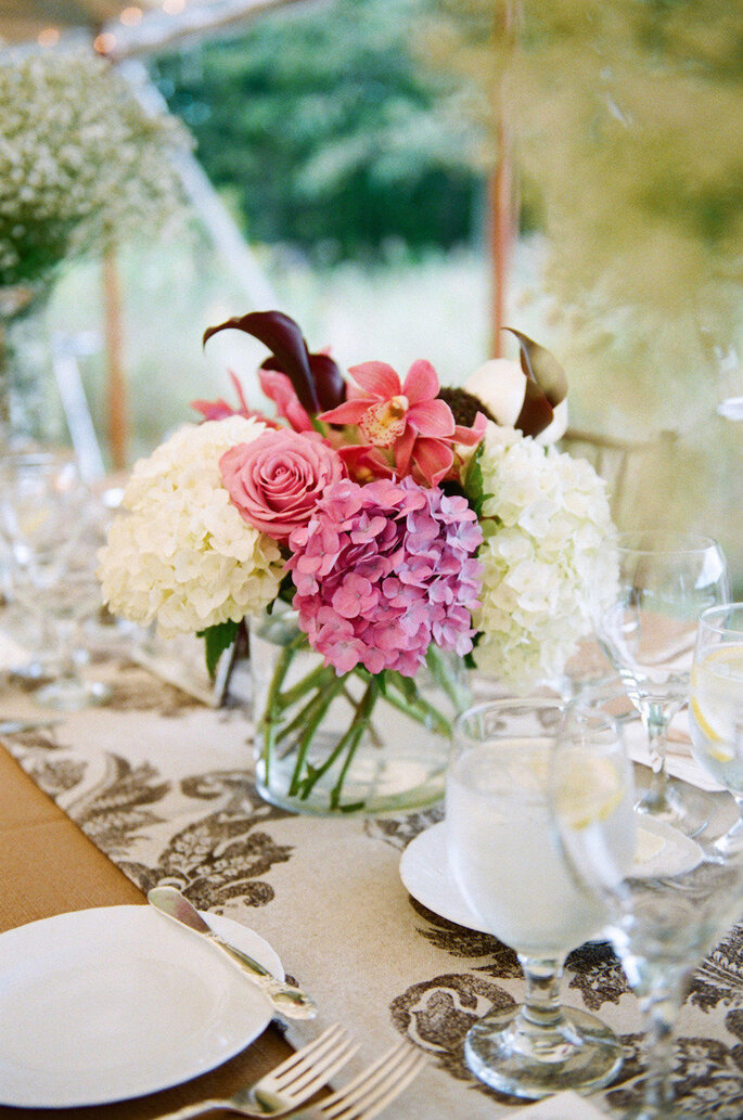 Centros de mesa con flores color marsala - Emily Steffen Photography