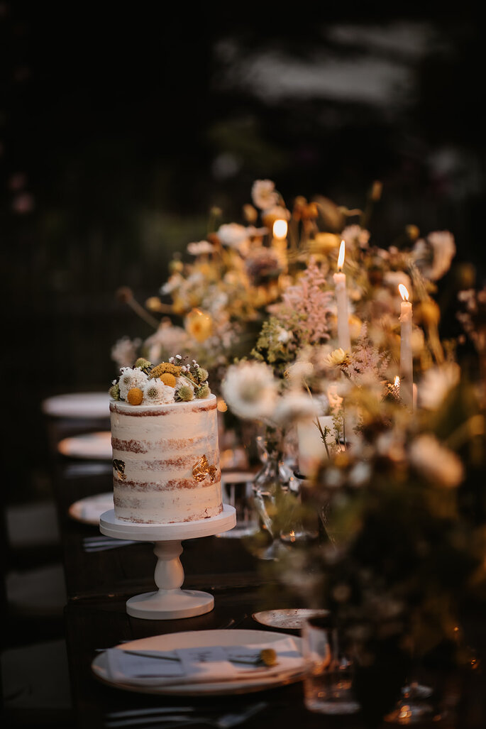Hochzeitstrend Gartenhochzeit Tischdekoration Tafel im Garten centerpiece und Torte Naked Cake