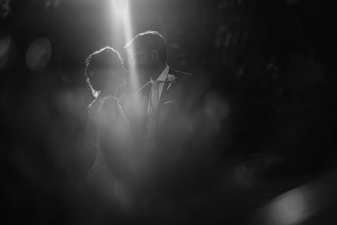 Due sposi in bianco e nero in uno scatto di Antonio Sgobba Photography