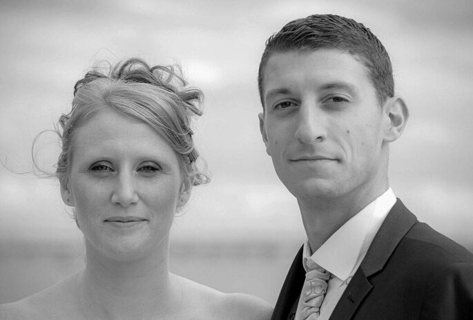 photo en noir et blanc des mariés après la cérémonie