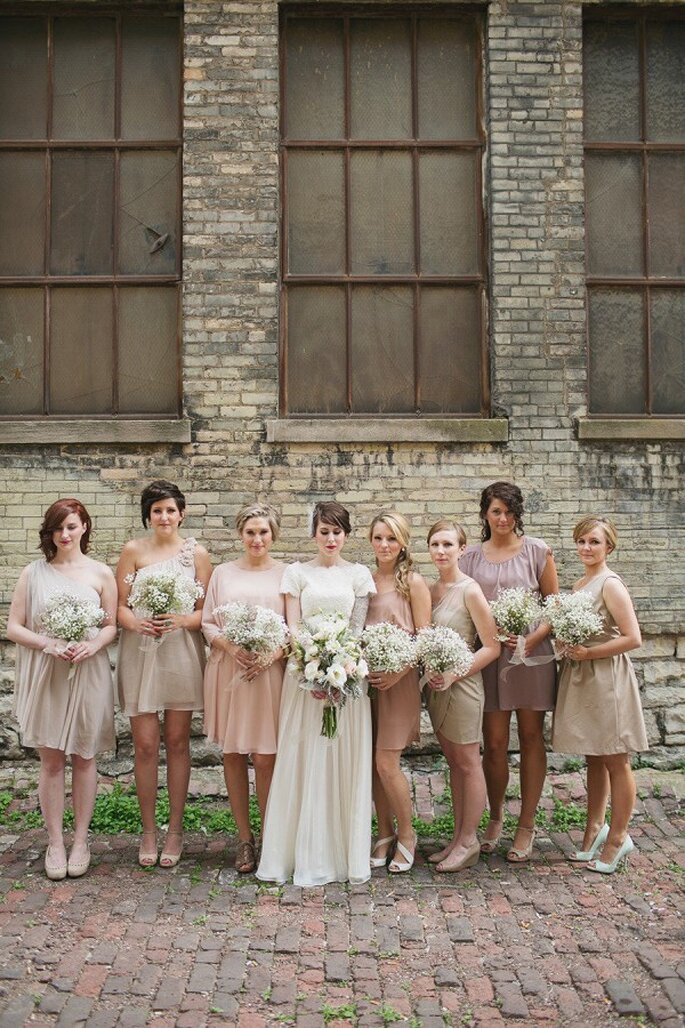 Las siluetas y colores deben seguir la temática de tu boda u el estilo de tus damas - Foto Erin Jean Photography
