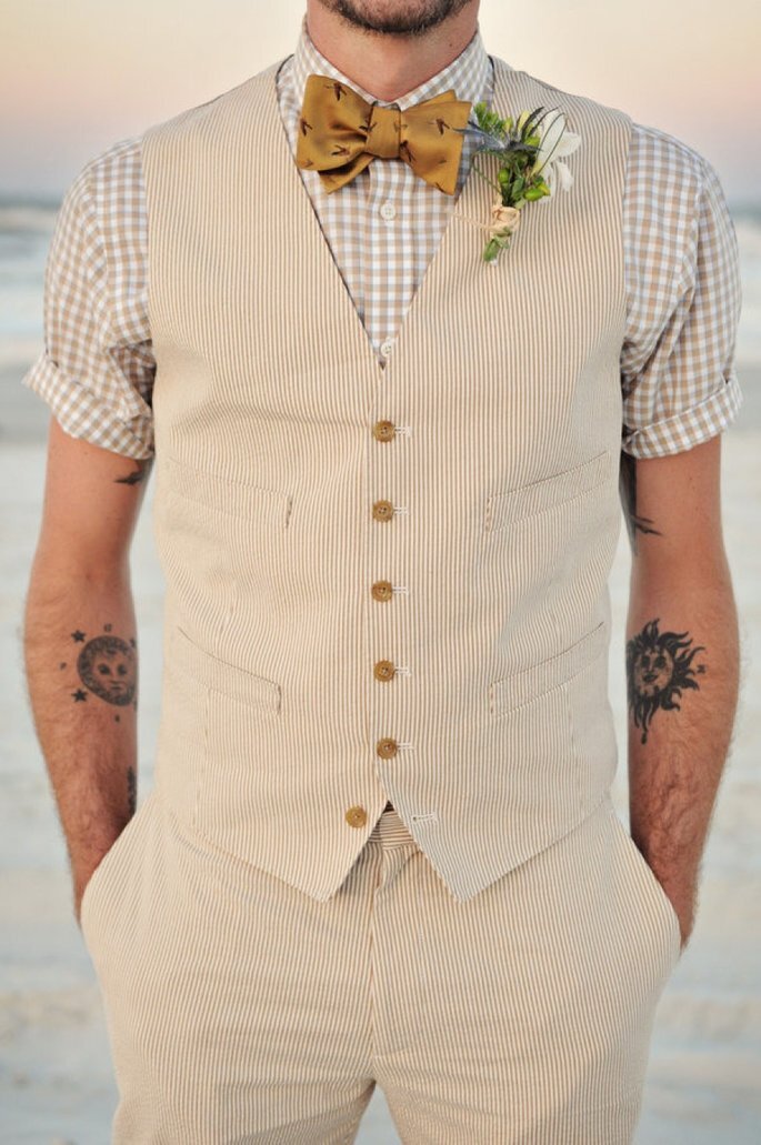 Noivo ou padrinho de casamento com camisa xadrez em tons de creme e branco, gravata borboleta mostarda e colete em risca de giz creme