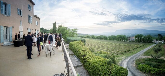 la terrasse d'un château avec vue sur tous les vignobles et les montagnes 