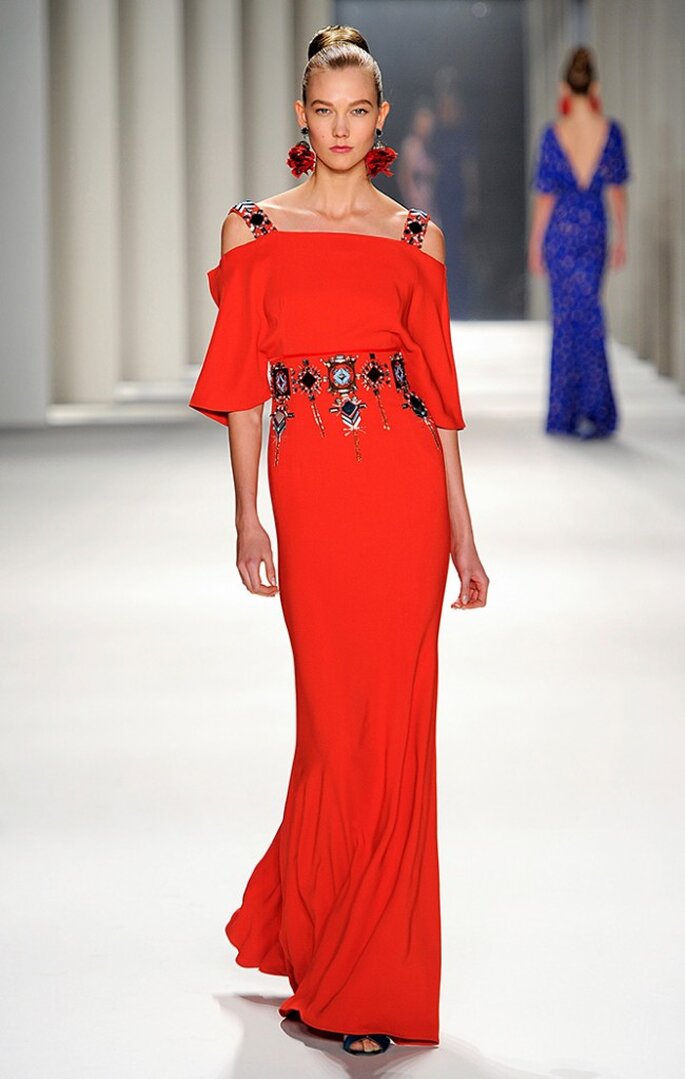 Vestido largo de seda color rojo fuego con bordados geométricos. Foto: www.carolinaherrera.com