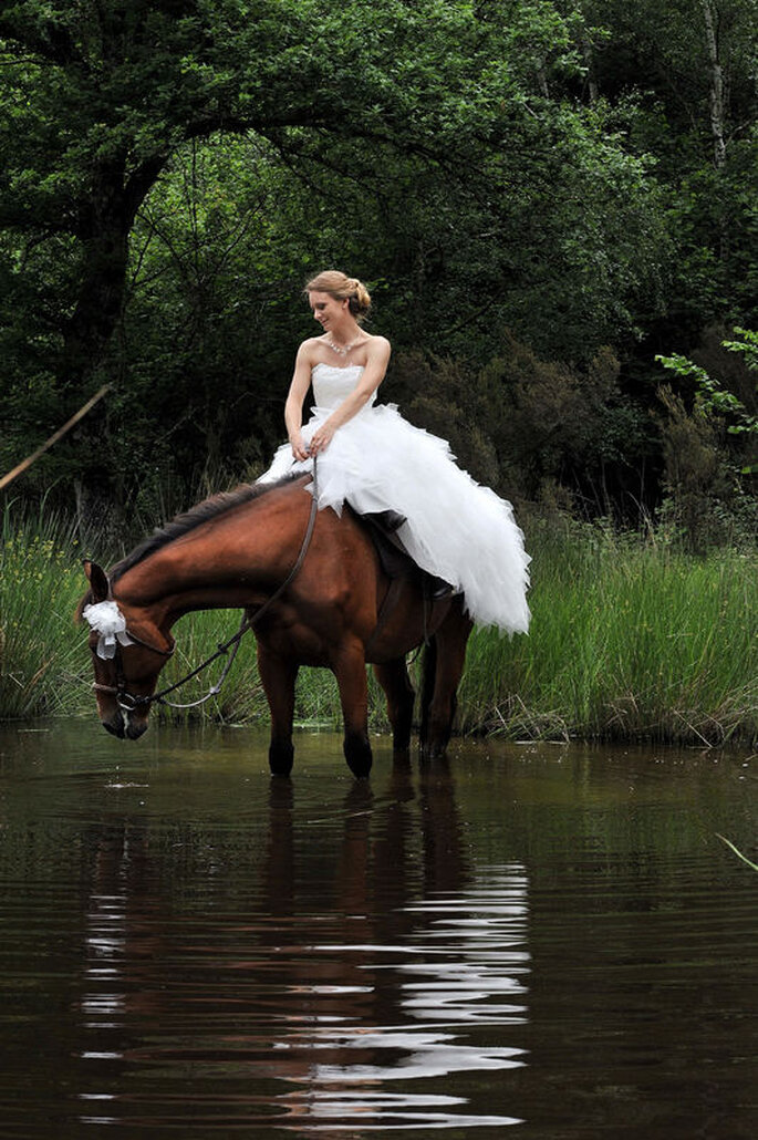 la mariée arrive sur son cheval