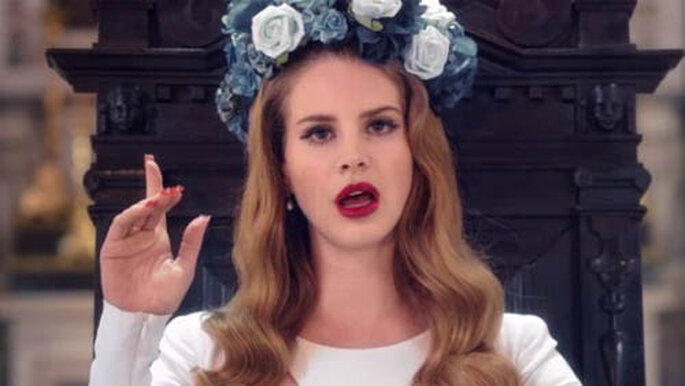 Lana Del Rey con una de sus coronas. Foto del clip "Still Born to Die".