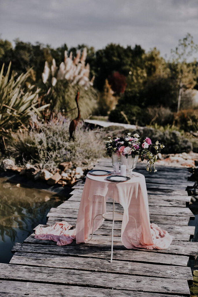 un table dressée pour un dîner en amoureux 