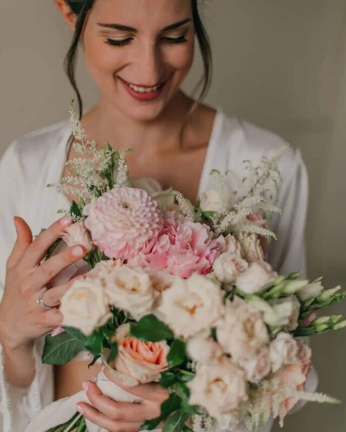 sposa con bouquet rosa