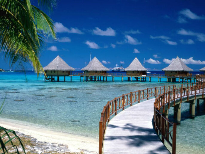 Maldive, passerella su mare e palafitte