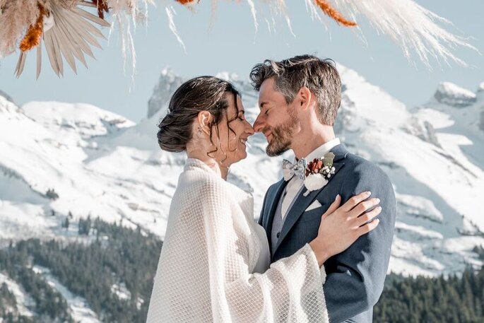 photo des mariés à la montagne en extérieur