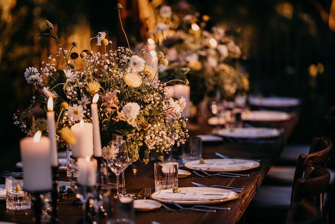 Hochzeitstrend Gartenhochzeit Tischdekoration Tafel im Garten