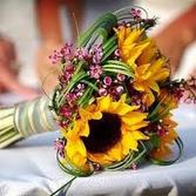 Otro hermoso ramo con girasoles: una explosión de color en tu boda