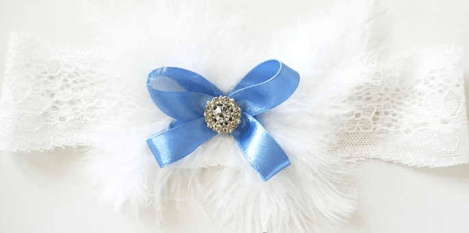 Podwiązka ślubna z błękitnymi elementami. Źródło: Ślubny Bazaar