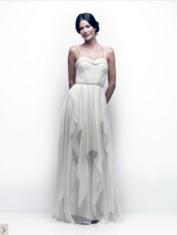 Vestido de novia con estilo simple y retazos desiguales de tela en la falda - Foto Catherine Deane