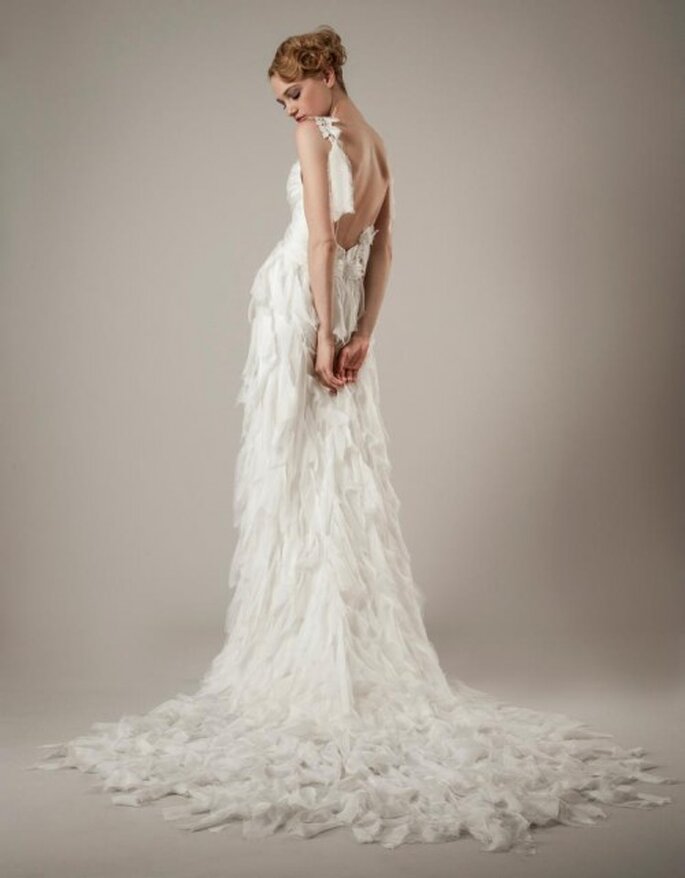 Vestido de novia con cauda, retazos de tela y escote profundo en la espalda - Foto Elizabeth Fillmore
