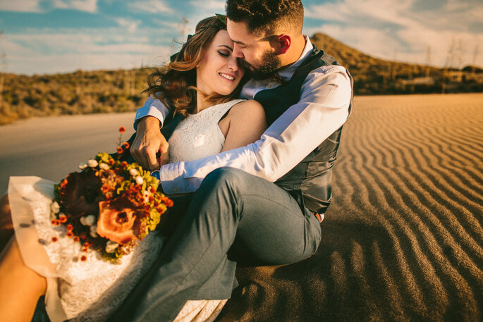 Casal abraçado na areia