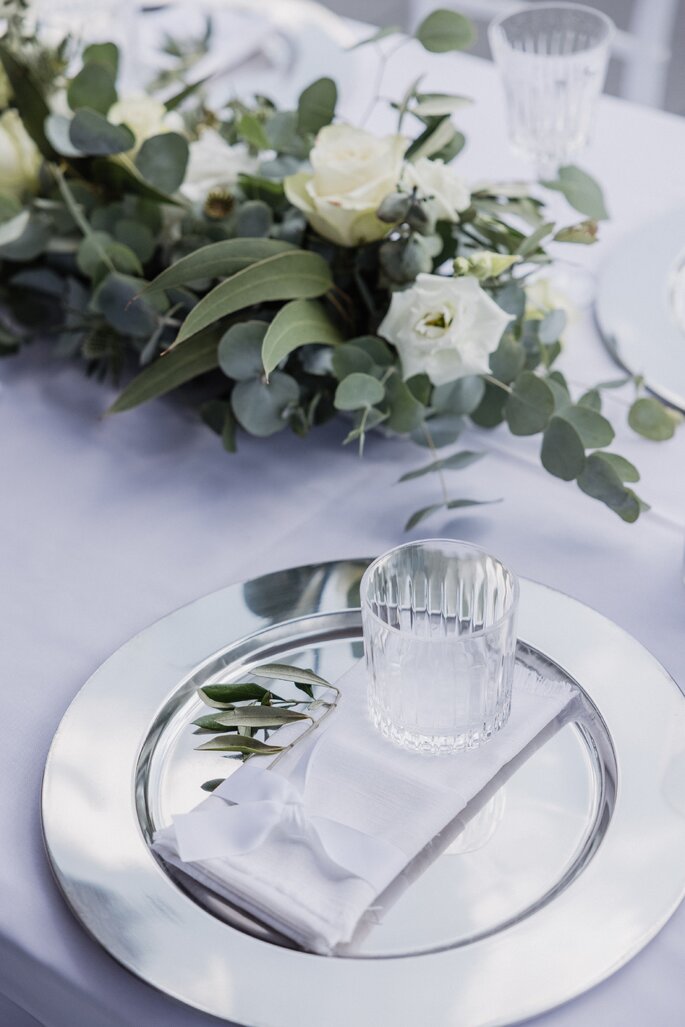 Srebrne dekoracje stołu w stylu glamour