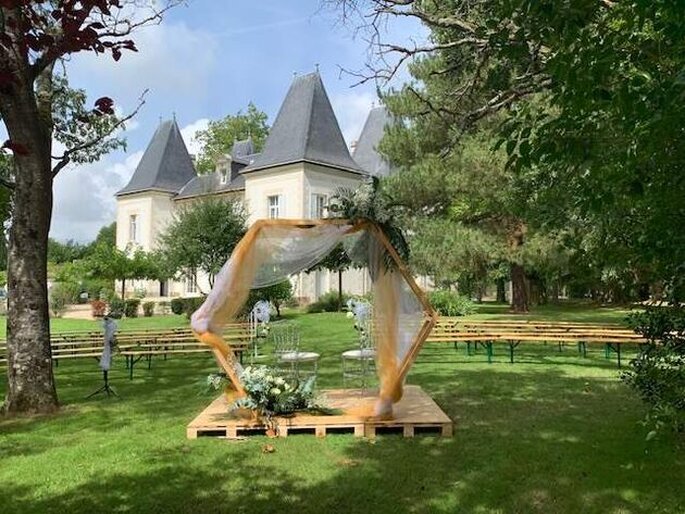 Une arche pour une cérémonie de mariage en plein air dans le parc du lieu de réception