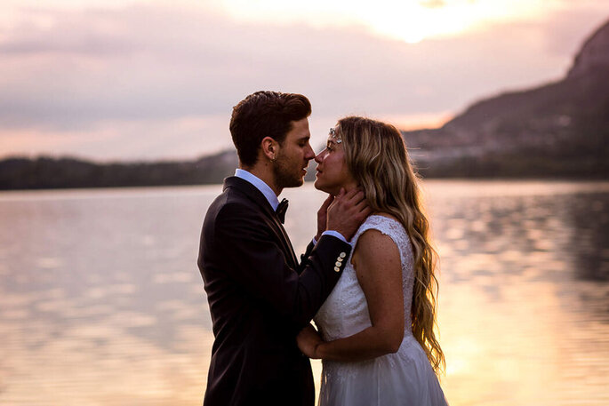 Un bacio romantico sul lago